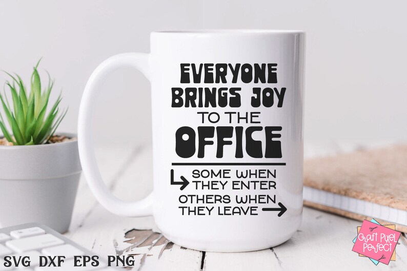Puede incluir: Taza de caf&eacute; de cer&aacute;mica blanca con un dise&ntilde;o negro que dice "Todo el mundo trae alegr&iacute;a a la oficina. Algunos cuando entran, otros cuando se van."