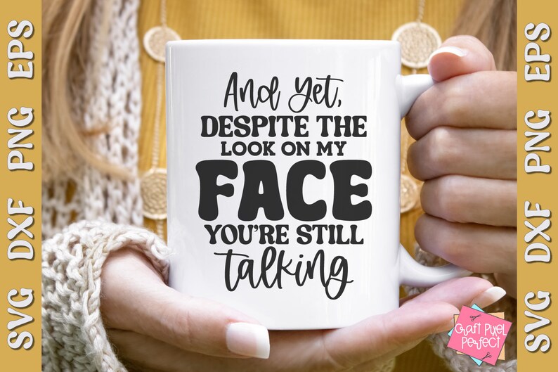 Puede incluir: Taza de cer&aacute;mica blanca con texto negro que dice "And yet, despite the look on my face you're still talking".