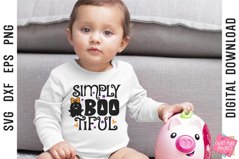 Pu&ograve; includere: Una maglietta bianca a maniche lunghe con il testo "Simply Boo-tiful" in nero con una grafica di un fantasma viola e arancione.