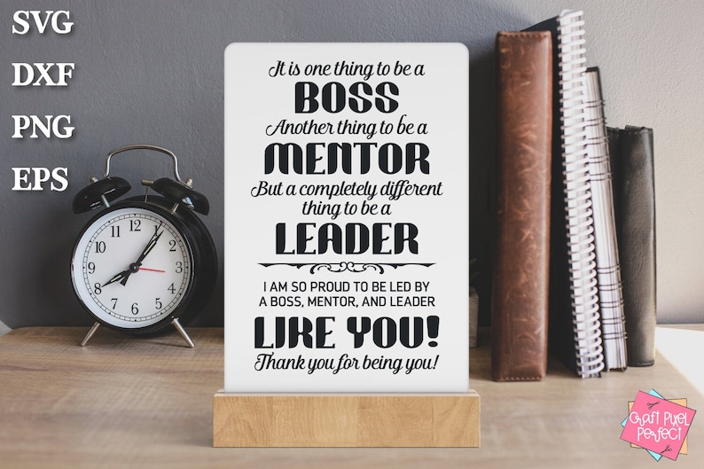 Op de afbeelding: Een wit bord met zwarte tekst die luidt: "Het is &eacute;&eacute;n ding om een BOSS te zijn. Een ander ding om een MENTOR te zijn. Maar een compleet ander ding om een LEADER te zijn. Ik ben zo trots om geleid te worden door een BOSS, MENTOR en LEADER ZOALS JIJ! Dank je wel dat je jezelf bent!"