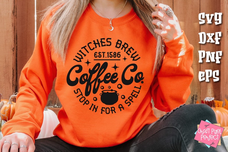 以下が含まれることがあります： 「Witches Brew Coffee Co.」というコーヒーショップの黒とオレンジのグラフィックデザインで、「Est. 1586」と「Stop in for a spell」のテキストが書かれています。