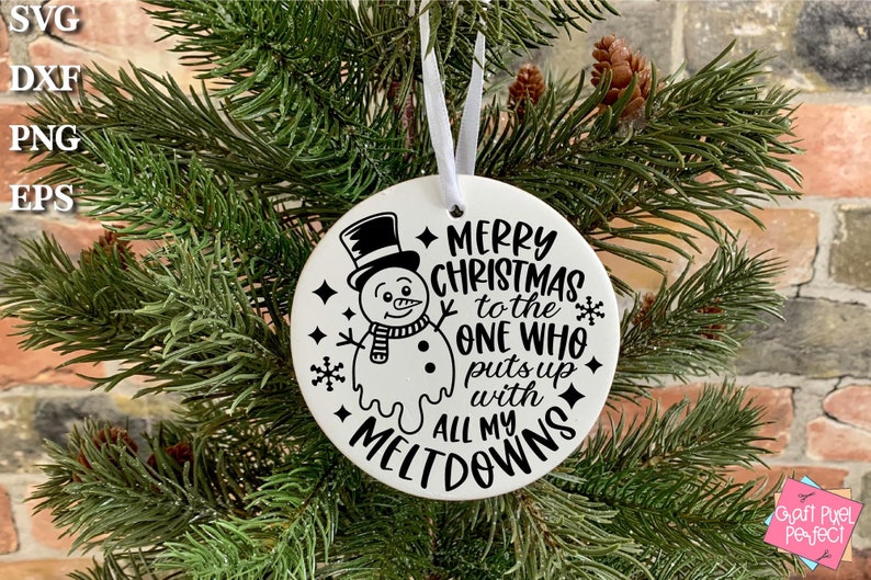 Puede incluir: Un adorno navide&ntilde;o redondo blanco con un dise&ntilde;o de mu&ntilde;eco de nieve negro y el texto "Feliz Navidad al que aguanta todas mis rabietas".