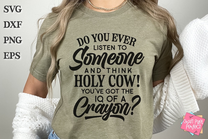 Może przedstawiać: Zielona koszulka z czarnym nadrukiem: "Do you ever listen to someone and think Holy Cow! You've got the IQ of a Crayon?"