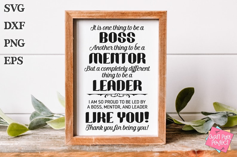 Op de afbeelding: Een ingelijst afdruk met een witte achtergrond en zwarte tekst die luidt: "It is one thing to be a BOSS. Another thing to be a MENTOR. But a completely different thing to be a LEADER. I am so proud to be led by a BOSS, MENTOR, and LEADER LIKE YOU! Thank you for being you!"