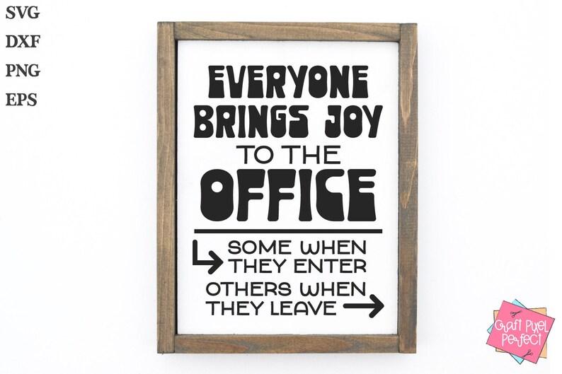 Puede incluir: Un cartel enmarcado con el texto "Everyone brings joy to the office. Some when they enter, others when they leave." El texto est&aacute; en un estilo de fuente retro.