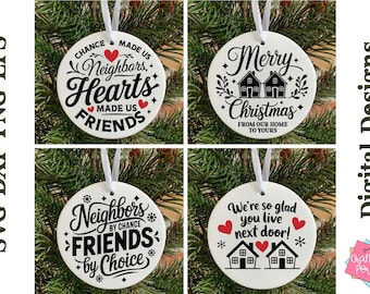 Könnte beinhalten: Vier weiße runde Ornamente mit schwarzem Text und roten Herzen. Die Ornamente zeigen die Sätze "Chance Made Us Neighbors Hearts Made Us Friends", "Neighbors By Chance Friends By Choice", "Merry Christmas From Our Home To Yours" und "We're So Glad You Live Next Door!"