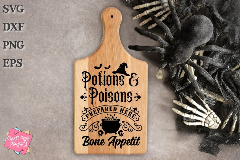 Pu&ograve; includere: Un tagliere di legno con un design a tema Halloween. Il tagliere presenta una grafica in bianco e nero di un calderone, pipistrelli, un cappello da strega e il testo "Potions & Poisons Prepared Here Bone Appetit".