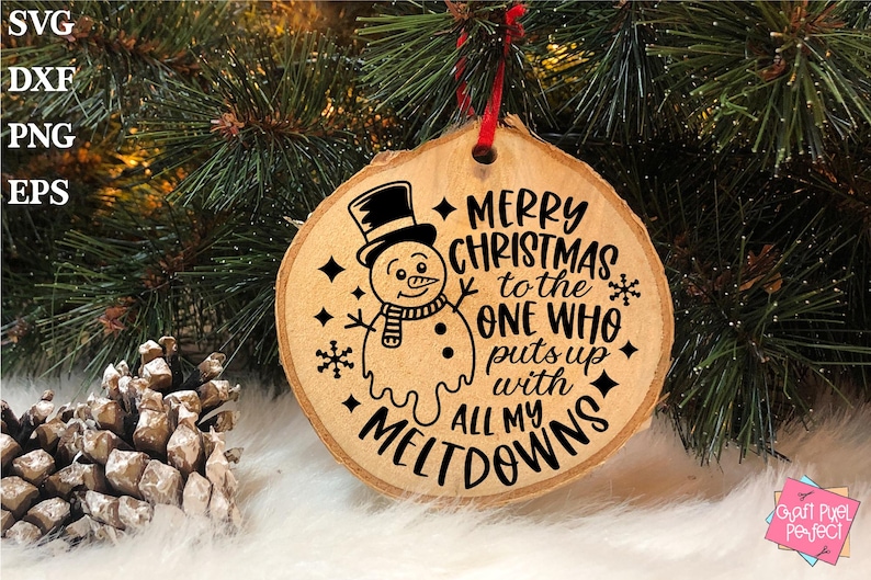 Puede incluir: Un adorno navide&ntilde;o de madera con un dise&ntilde;o de mu&ntilde;eco de nieve y el texto "Feliz Navidad al que aguanta todas mis rabietas".