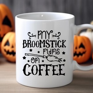 Peut inclure: Une tasse &agrave; caf&eacute; blanche avec du texte noir qui dit "My broomstick runs on coffee" avec une illustration noire et blanche d'un balai et d'&eacute;toiles.