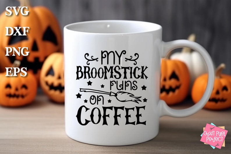 Peut inclure: Une tasse &agrave; caf&eacute; blanche avec du texte noir qui dit "My broomstick runs on coffee" avec une illustration noire et blanche d'un balai et d'&eacute;toiles.