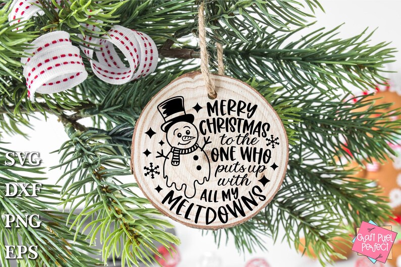 Puede incluir: Un adorno redondo de madera con un gr&aacute;fico de mu&ntilde;eco de nieve y el texto "Feliz Navidad al que aguanta todas mis rabietas".