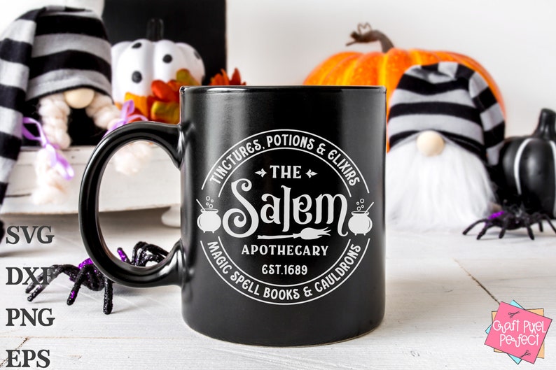 Pu&ograve; includere: Tazza in ceramica nera con un design bianco che recita "Tinctures, Potions & Elixirs The Salem Apothecary Est. 1689 Magic Spell Books & Cauldrons".