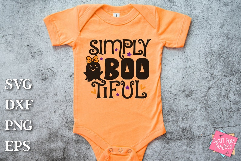 Pu&ograve; includere: Body neonato arancione con il testo "Simply Boo-tiful" in nero e un simpatico fantasma.
