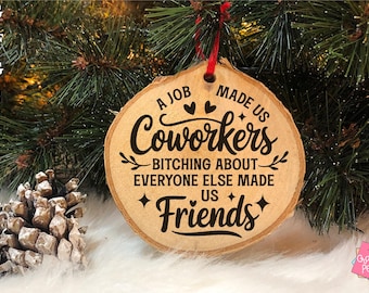Könnte beinhalten: Ein runder Holzanhänger mit dem Text "A job made us coworkers bitching about everyone else made us friends". Der Anhänger ist mit Herzen und Sternen verziert.