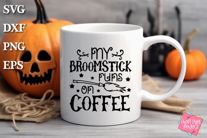 Peut inclure: Une tasse &agrave; caf&eacute; blanche avec du texte noir qui dit "My broomstick runs on coffee" avec une illustration noire et blanche d'un balai et d'&eacute;toiles.