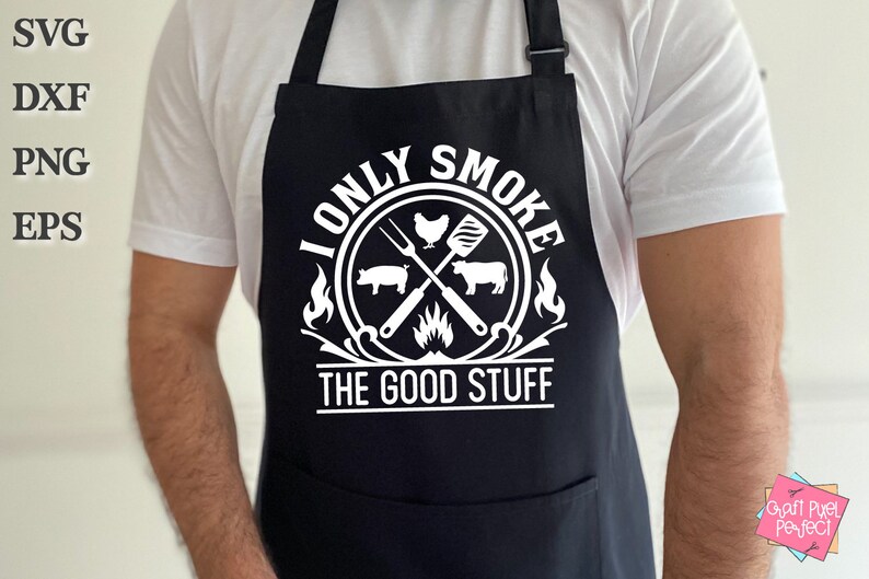 Może przedstawiać: Czarny fartuch z białym tekstem, kt&oacute;ry brzmi "I only smoke the good stuff". Tekst jest otoczony k&oacute;łkiem z grillem, kurczakiem, świnią i krową w środku.