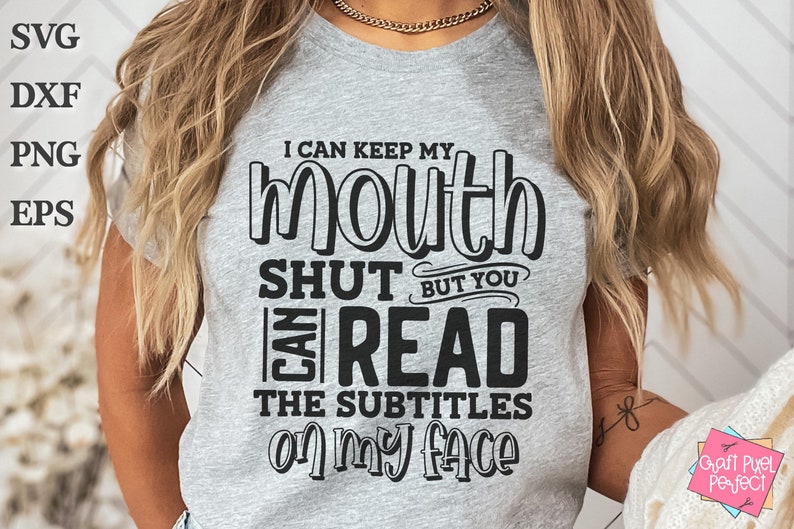 K&ouml;nnte beinhalten: Hellgraues T-Shirt mit dem schwarzen Text "I CAN KEEP MY MOUTH SHUT BUT YOU CAN READ THE SUBTITLES ON MY FACE". Ein l&auml;ssiges Kleidungsst&uuml;ck.