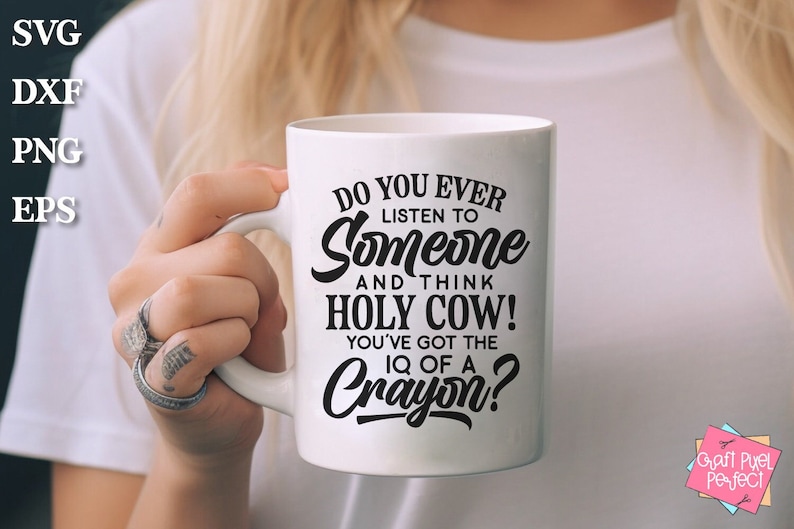 Może przedstawiać: Biały kubek ceramiczny z czarnym nadrukiem, na kt&oacute;rym widnieje napis "Do you ever listen to someone and think Holy Cow! You've got the IQ of a Crayon?"