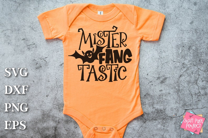 K&ouml;nnte beinhalten: Orangefarbener Baby-Strampler mit schwarzem Text "Mister Fang Tastic" und einer schwarzen Fledermausgrafik.