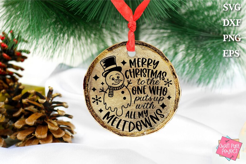 Puede incluir: Un adorno navide&ntilde;o redondo de madera con un mu&ntilde;eco de nieve derriti&eacute;ndose y el texto "Feliz Navidad al que aguanta todas mis rabietas".