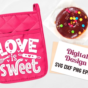 Könnte beinhalten: Rosa Topflappen mit dem Text "Love is Sweet" in Weiß mit einem Nudelholz, einem Schneebesen und Herzen. Digitales Design SVG DXF PNG EPS.