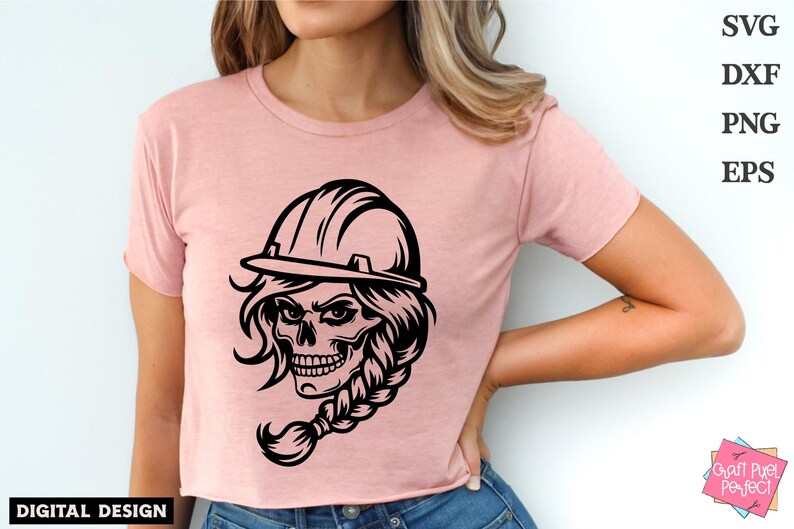 Op de afbeelding: Zwart-witte illustratie van een schedel met een helm en een vlecht. De schedel draagt een helm en heeft een vlecht. De schedel kijkt naar rechts.