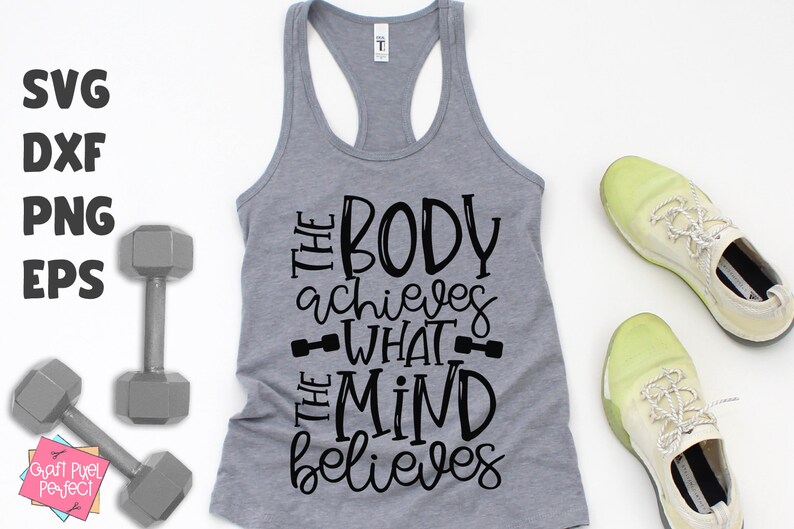 Puede incluir: Un top gris sin mangas con el texto "The body achieves what the mind believes" en letras negras. El texto est&aacute; estilizado con un gr&aacute;fico de mancuerna a cada lado de la palabra "what".