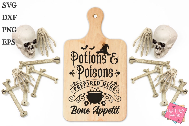Pu&ograve; includere: Un tagliere di legno con il testo "Potions & Poisons Prepared Here Bone Appetit" in lettere nere. Il tagliere &egrave; decorato con un cappello da strega, pipistrelli e un calderone. Ci sono anche diverse mani e ossa di scheletro di plastica bianca intorno al tagliere.