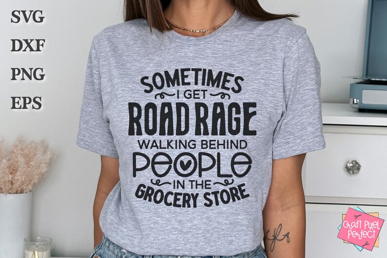 K&ouml;nnte beinhalten: Ein graues T-Shirt mit schwarzem Text, der "Sometimes I get road rage walking behind people in the grocery store" lautet.