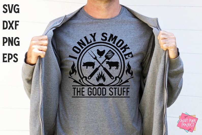 Może przedstawiać: Szary T-shirt z czarnym nadrukiem graficznym, na kt&oacute;rym widnieje napis "I only smoke the good stuff" w okręgu, w kt&oacute;rym znajdują się: kurczak, świnia, krowa i skrzyżowane narzędzia do grillowania.