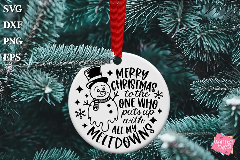 Puede incluir: Adorno navide&ntilde;o blanco con una ilustraci&oacute;n en blanco y negro de un mu&ntilde;eco de nieve derriti&eacute;ndose. El adorno dice "Feliz Navidad al que aguanta todas mis rabietas".