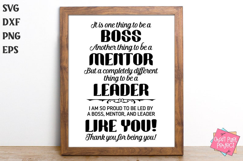 Op de afbeelding: Een ingelijst print met een zwart-wit ontwerp met de tekst "Het is &eacute;&eacute;n ding om een ​​BAAS te zijn. Een ander ding om een ​​MENTOR te zijn. Maar een compleet ander ding om een ​​LEIDER te zijn. Ik ben zo trots om geleid te worden door een BAAS, een MENTOR en een LEIDER ZOALS JIJ! Bedankt dat je jezelf bent!"