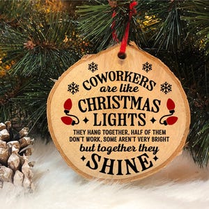 Svg drôle d'ornement de collègue, Svg de Noël de collègue, Svg de cadeau secret de collègue de Santa, Svg d'amis de travail, les collègues sont comme des lumières de Noël