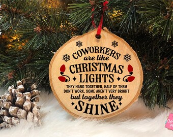 Könnte beinhalten: Ein hölzerner Weihnachtsbaumschmuck mit dem Text "Coworkers are like Christmas Lights. They hang together, half of them don't work, some aren't very bright but together they shine."