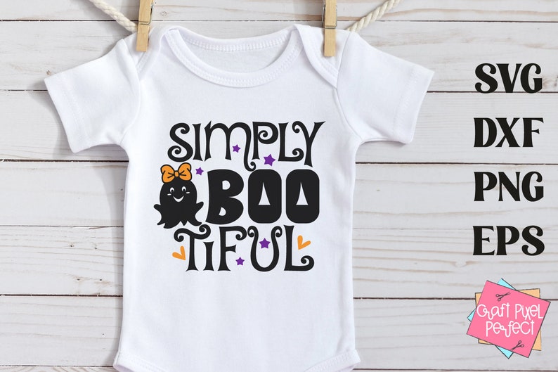 Pu&ograve; includere: Body bianco per neonato con una grafica nera e viola che dice "Simply Boo-tiful" con un fantasma dei cartoni animati che indossa un fiocco.