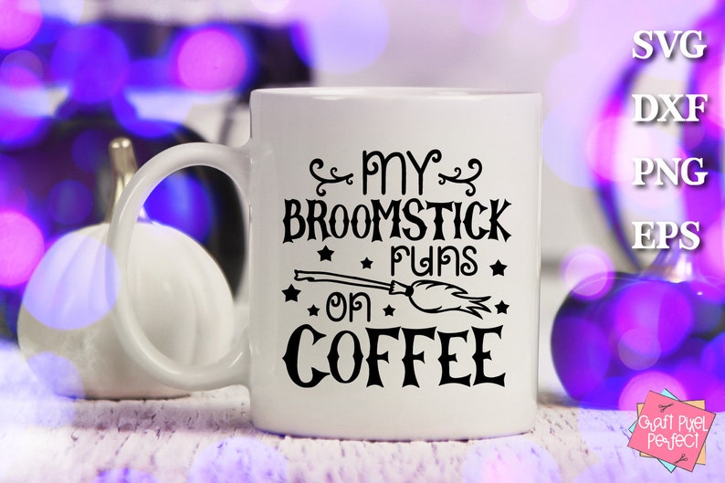 Peut inclure: Une tasse &agrave; caf&eacute; blanche avec du texte noir qui dit "My broomstick runs on coffee" avec une illustration noire et blanche d'un balai et d'&eacute;toiles.