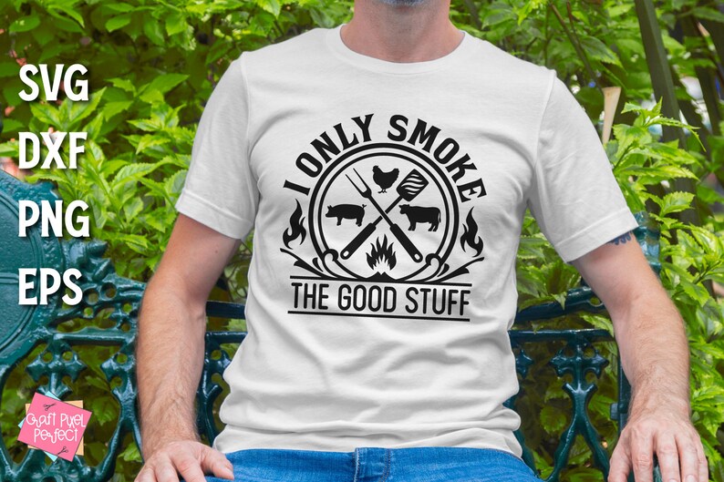 Może przedstawiać: Biały T-shirt z czarnym nadrukiem graficznym, na kt&oacute;rym widnieje napis "I only smoke the good stuff". Grafika przedstawia skrzyżowane łopatki i szczypce do grilla z kurczakiem, świnią i krową.