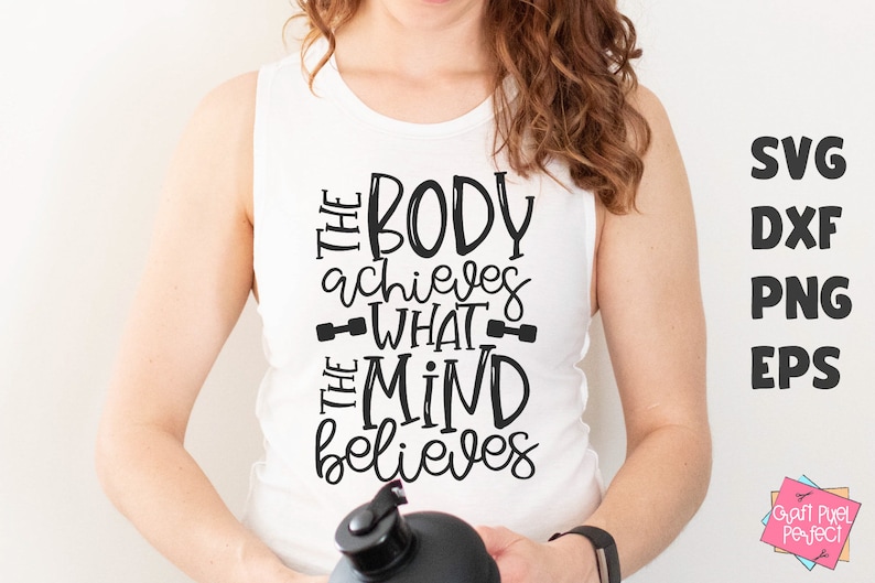 Puede incluir: Un top blanco de tirantes con el texto "The body achieves what the mind believes" en letras negras. El texto est&aacute; estilizado con un gr&aacute;fico de mancuerna a cada lado de la palabra "what".