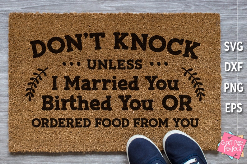 K&ouml;nnte beinhalten: Eine braune Fu&szlig;matte mit dem Text "DON'T KNOCK... UNLESS... I Married You Birthed You OR ORDERED FOOD FROM YOU" in schwarzer Schrift.