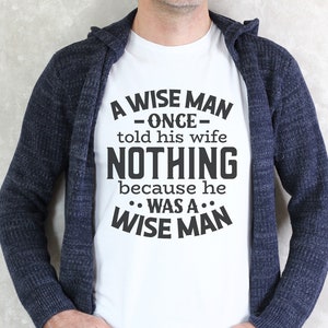 Może przedstawiać: Biały t-shirt z czarnym tekstem, kt&oacute;ry brzmi: "A wise man -once- told his wife NOTHING because he ...WAS A... WISE MAN".