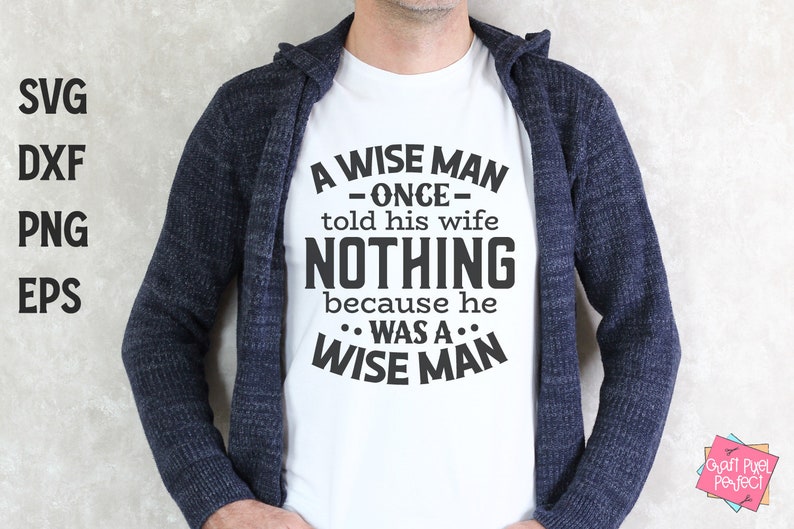 Może przedstawiać: Biały t-shirt z czarnym tekstem, kt&oacute;ry brzmi: "A wise man -once- told his wife NOTHING because he ...WAS A... WISE MAN".