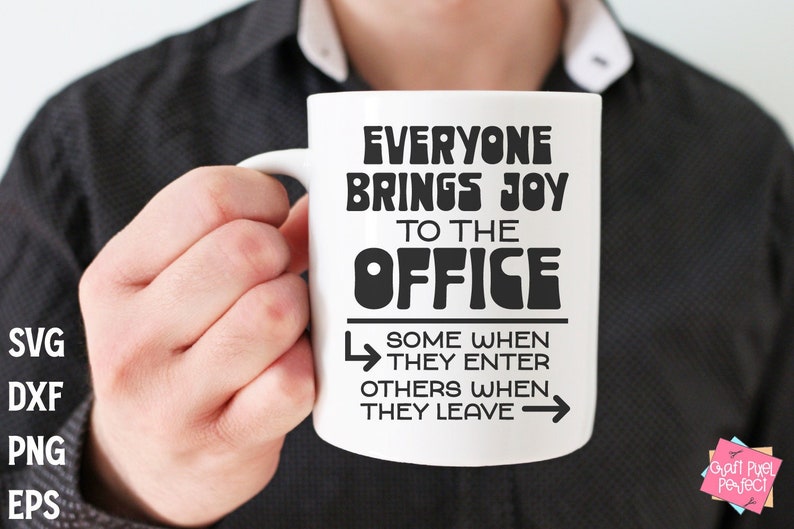 Puede incluir: Taza de cer&aacute;mica blanca con texto negro que dice "Todo el mundo trae alegr&iacute;a a la oficina. Algunos cuando entran, otros cuando se van." La taza est&aacute; siendo sostenida por la mano de una persona.
