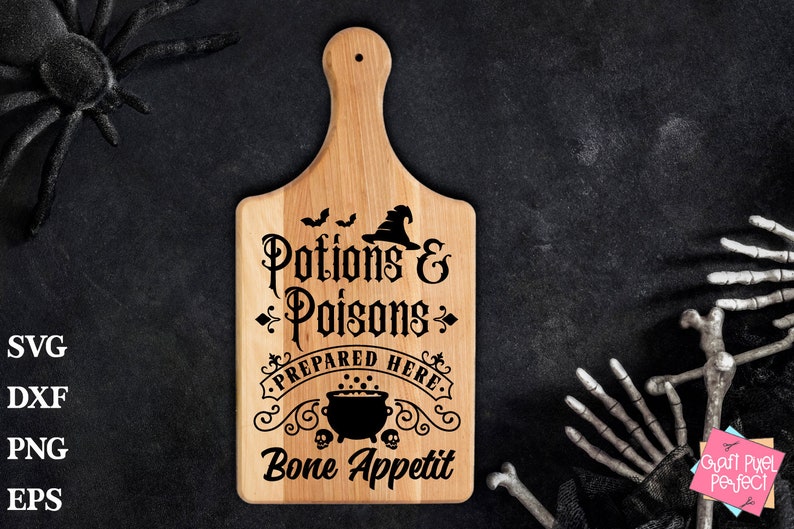 Pu&ograve; includere: Un tagliere di legno con un design in bianco e nero che dice "Pozioni e Veleni Preparati Qui. Buon appetito". Il design include un cappello da strega, un calderone e pipistrelli.
