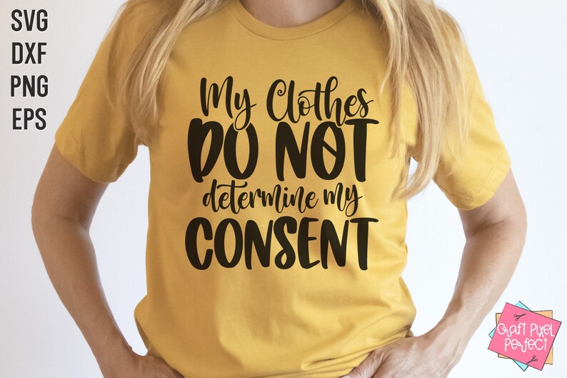 Puede incluir: Una camiseta amarilla con el texto "My Clothes Do Not Determine My Consent" en letras negras.