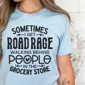 K&ouml;nnte beinhalten: Ein hellblaues T-Shirt mit dem Text "Sometimes I get road rage walking behind people in the grocery store".