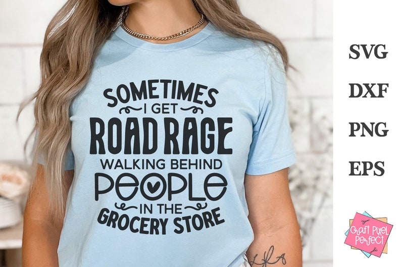 K&ouml;nnte beinhalten: Ein hellblaues T-Shirt mit dem Text "Sometimes I get road rage walking behind people in the grocery store".