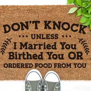 K&ouml;nnte beinhalten: Eine braune Kokosmatte mit dem Text "DON'T KNOCK... UNLESS... I Married You Birthed You OR ORDERED FOOD FROM YOU" in schwarzer Schrift.
