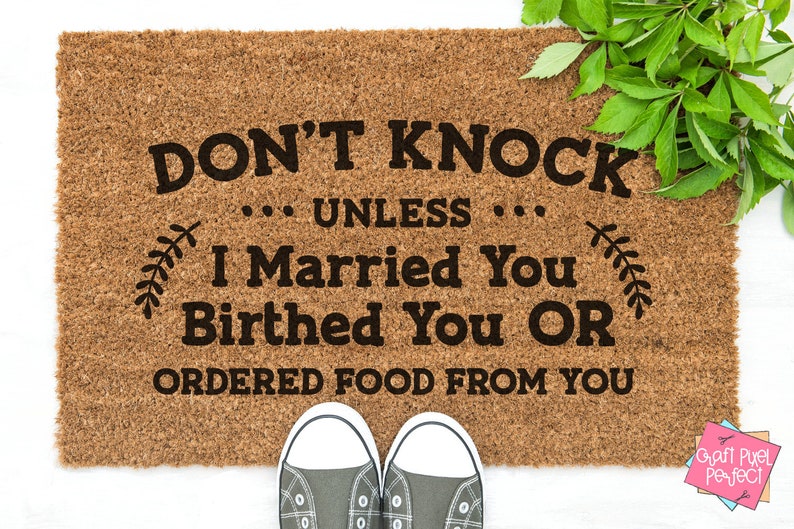 K&ouml;nnte beinhalten: Eine braune Kokosmatte mit dem Text "DON'T KNOCK... UNLESS... I Married You Birthed You OR ORDERED FOOD FROM YOU" in schwarzer Schrift.