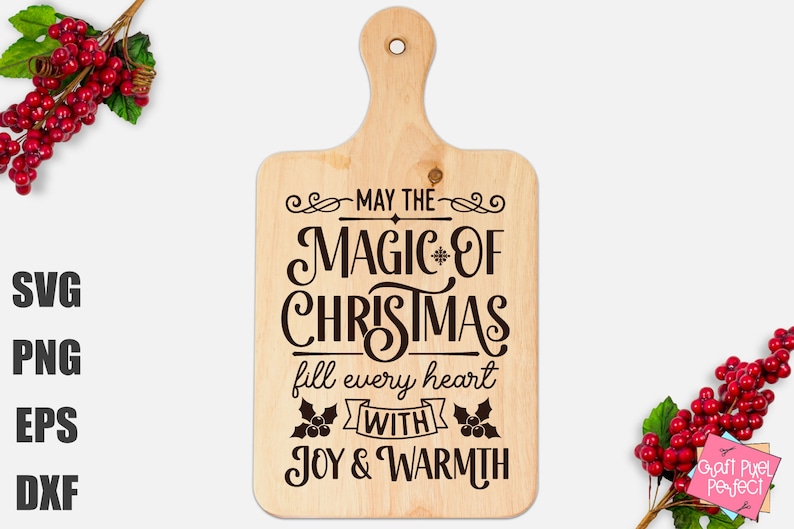 Puede incluir: Una tabla de cortar de madera con el texto "May the magic of Christmas fill every heart with joy & warmth" en una fuente marr&oacute;n.