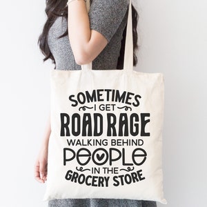 K&ouml;nnte beinhalten: Eine wei&szlig;e Einkaufstasche mit schwarzem Text, der "Sometimes I get road rage walking behind people in the grocery store" lautet.